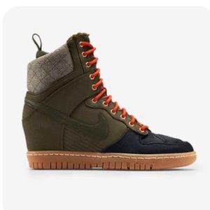 NIKE womens dunk sky high winter boot, size 7